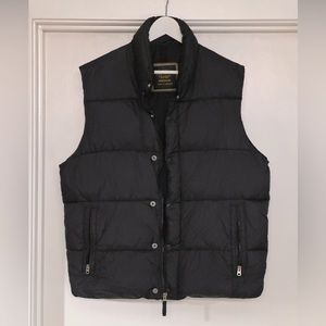 Men's Old Navy (vintage?) puffy vest. Black size medium.